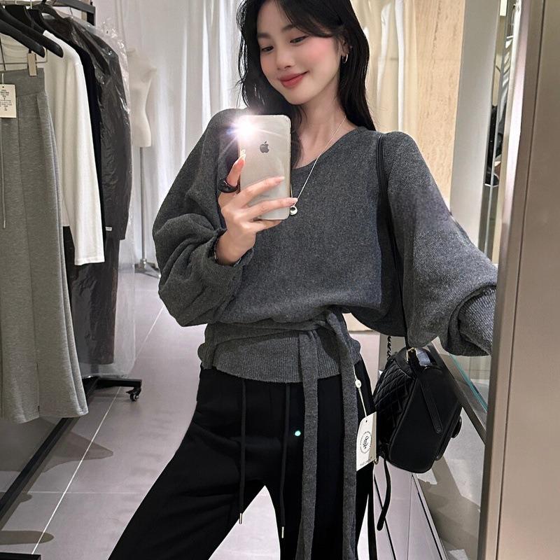 Design bat sleeve knitted sweater base loose light gray apricot new autumn and winter atmosphere collar straps