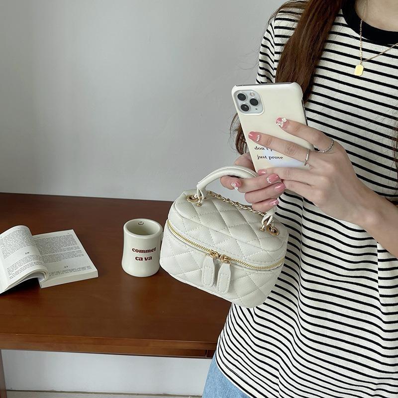 The Small Hand-held Chain Bag Is A Versatile Small Bag That Can Be Carried Diagonally Over One Shoulder