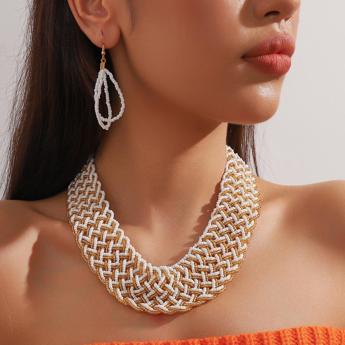 

Комплект из двухцветных бусин-крестиков с подвеской в виде ожерелья и серег белый