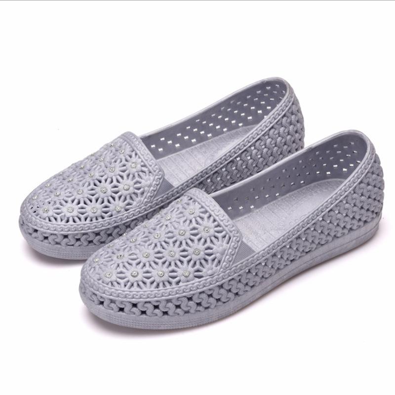 2024 Women's Closed Toe Flat Heel Sandals: Comfortable Summer Shoes for Middle-Aged & Elderly Mothers, Ideal for Nurses.