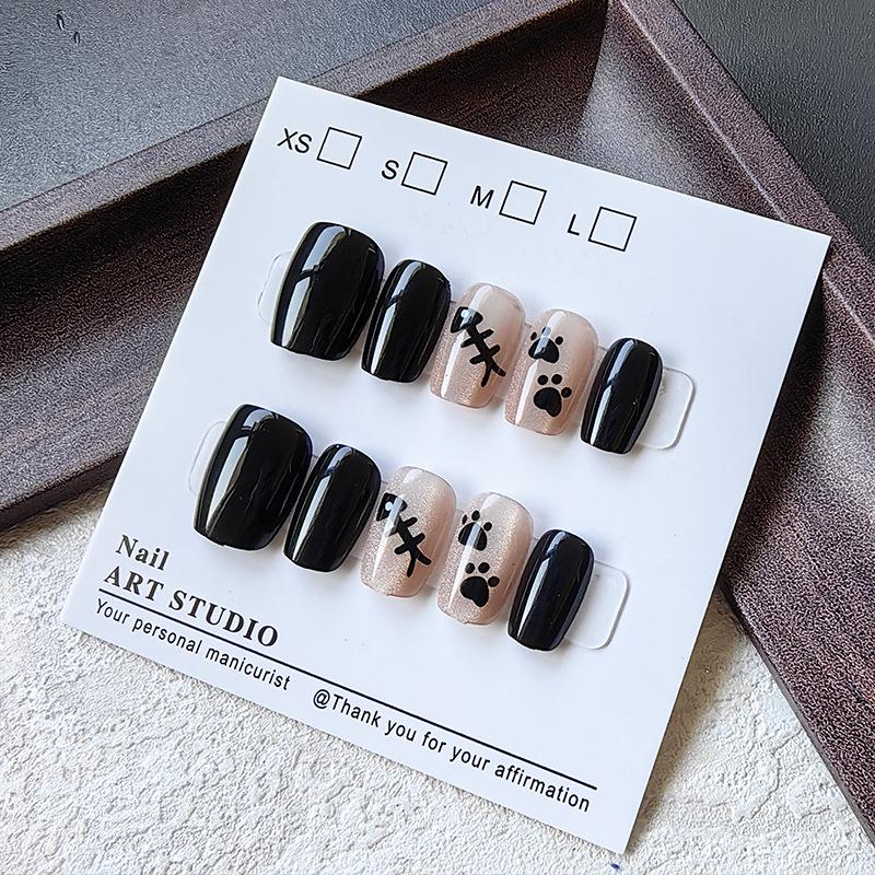 

Простой и милый маникюр «кошачий глаз» с черным цветом и рисунком «рыбья кость» – отбеливающие осенне-зимние накладные ногти