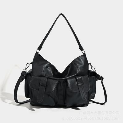 Borsa a tracolla di grande capacità Autunno e Inverno Texture PU Design di nicchia alla moda Borsa da sottoascellare Portatile Nero Monocolore Borsa da motociclista