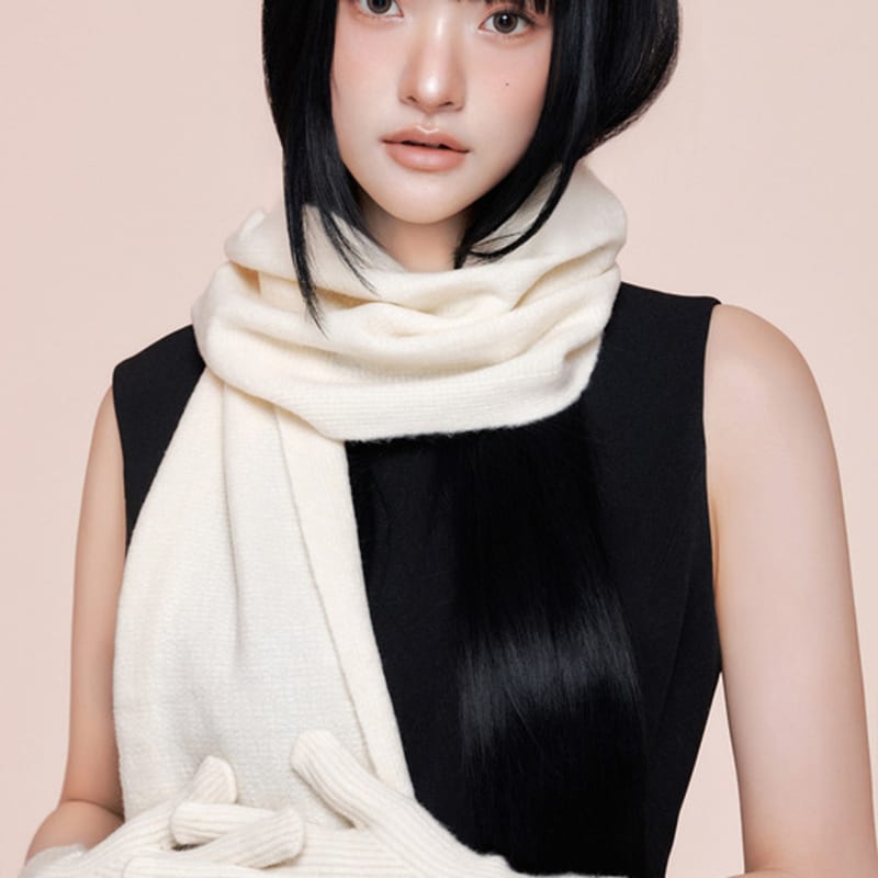 

RECLOW Knit Gloves and Muffler Set Ivory FREE