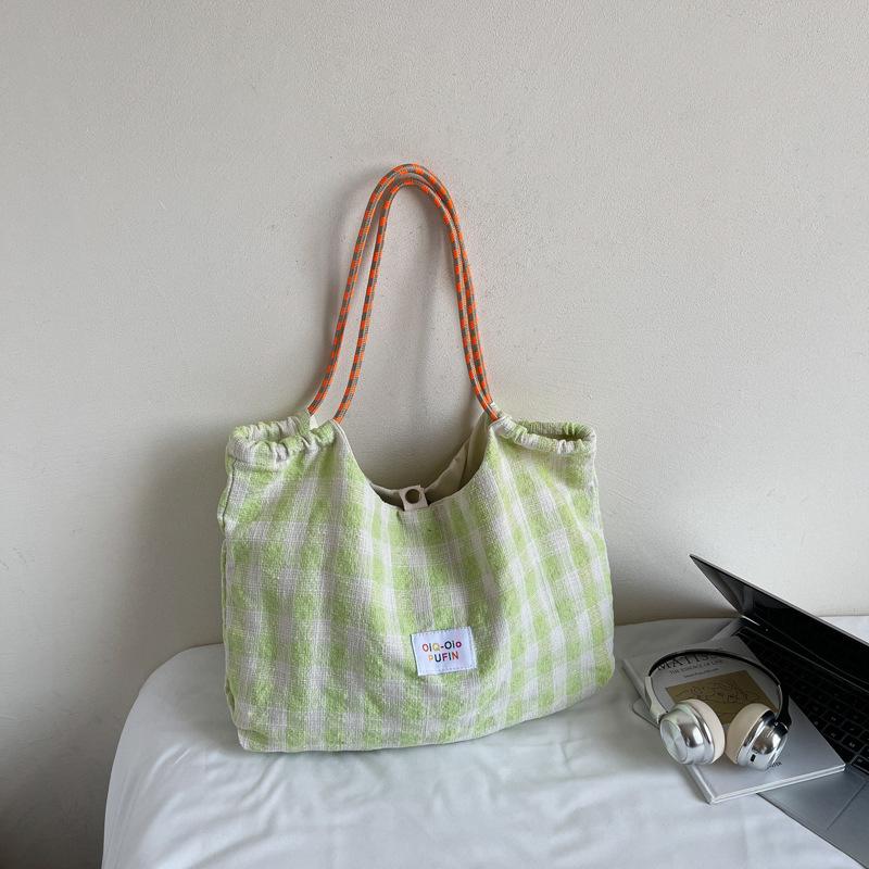 

Fresh plaid shoulder tote bag Large capacity commuter bag Gentle bag Casual versatile student cloth bag зелёный