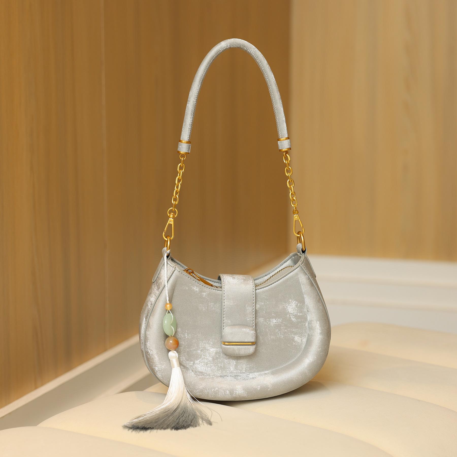 

New Chinese-style armpit bag 2024 summer new model, simple velvet baguette bag for commuting, single shoulder crossbody women s bag Cool Silver