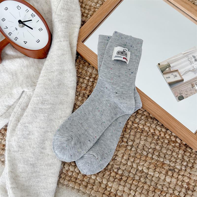 

Autumn and winter new Korean-style knitted women s mid-calf cotton socks with yarn, animal tags, and stacked letters One Size светло-серый