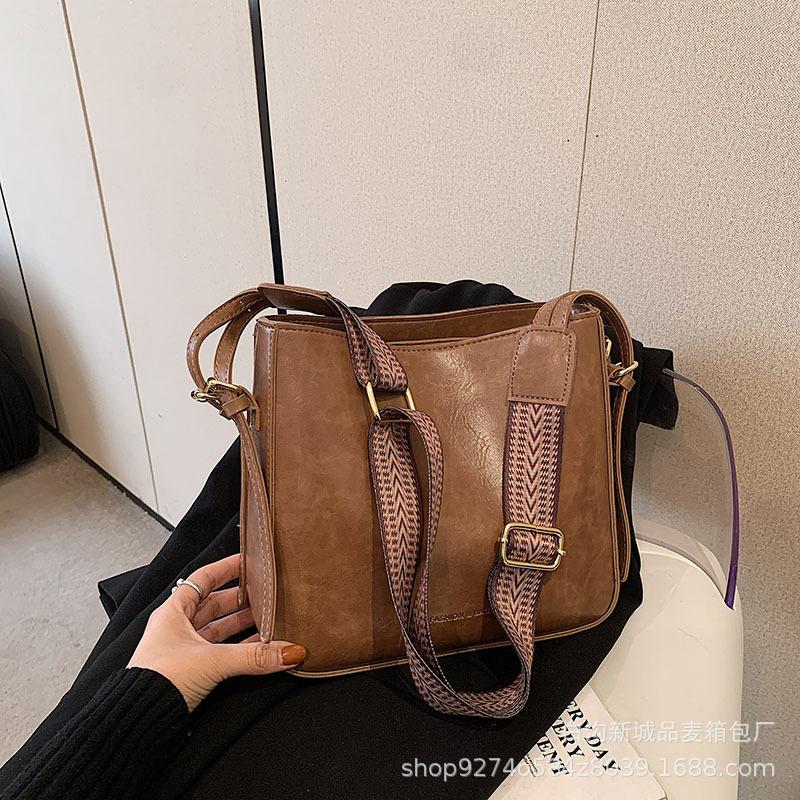 

French niche fashion wide shoulder strap small bag women s 2025 new trendy retro shoulder bag foreign style messenger bucket bag коричневый
