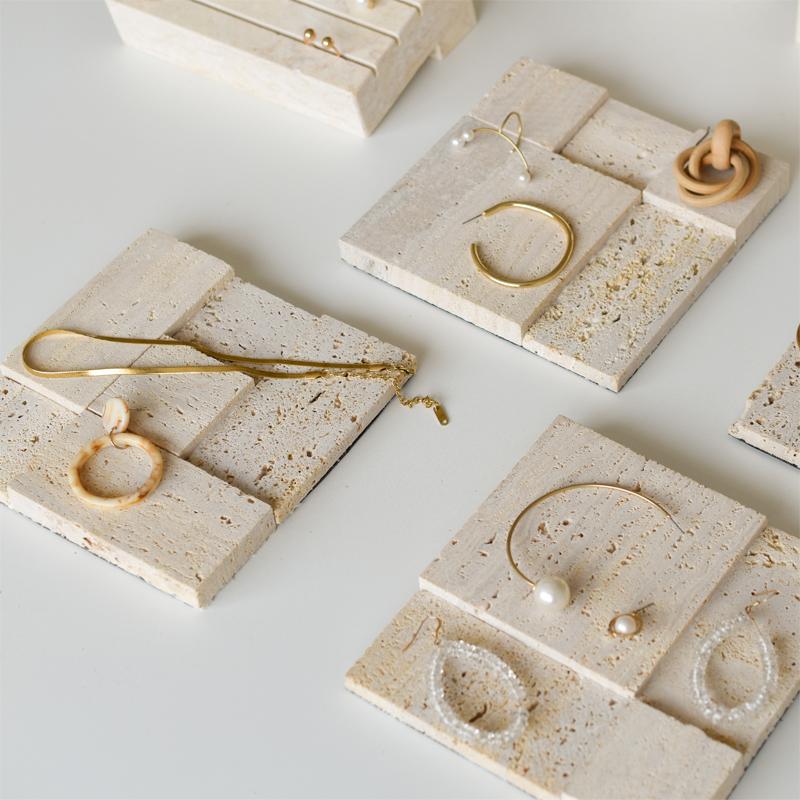 Kwadratowa kamienna jaskinia biżuteria kosmetyki rekwizyty zdjęcia pozowanie fotografia biżuterii kreatywny design tło do sesji dekoracja