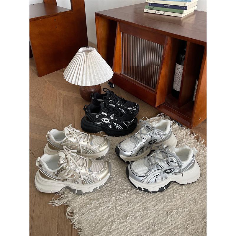 Silberne erhöhende und Füße zeigende, kleine Plateau-Dad-Schuhe, neue Damen-Sommer-Mesh-Leichtgewicht-Sportschuhe