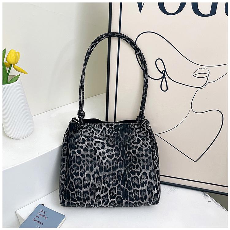

Модная сумка с леопардовым принтом женская 2025 новая зимняя сумка-тоут большой вместимости высококлассная универсальная通勤ная сумка через плечо