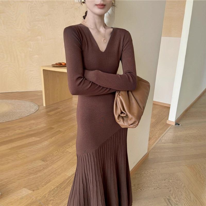

Retro knee-length knitted dress autumn and winter new collar temperament hip-wrapped fishtail sweater long dress tide one size fits all темно-коричневого кольору
