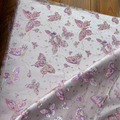 Țesătură Jacquard Etnică pentru Îmbrăcăminte de Damă și Copii în Roz, Violet, Roșu și Auriu.