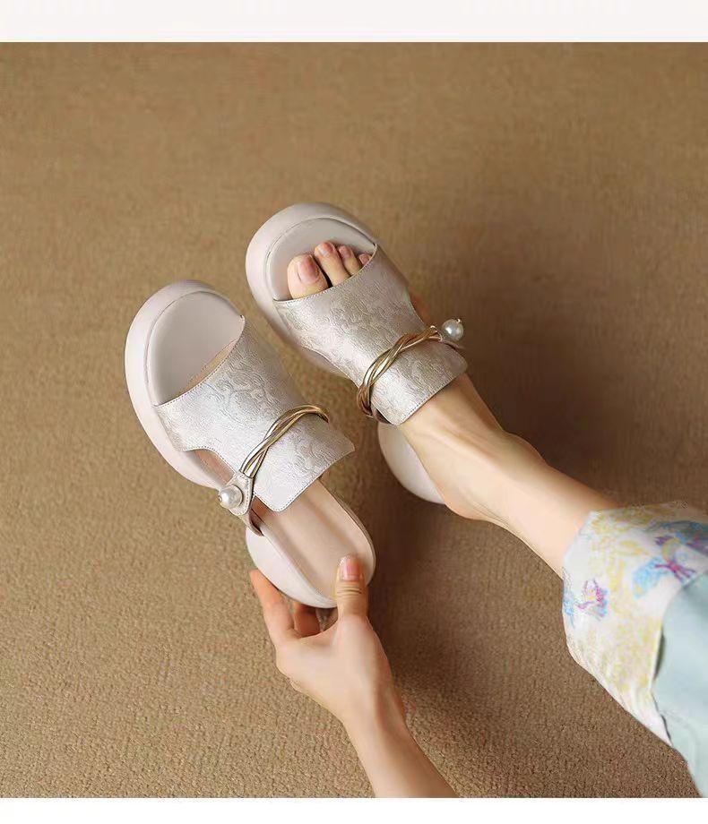 

Guochao style fish mouth thick bottom sandals women s outer wear one-word drag 2025 new summer high-heeled thick-heeled slippers 35