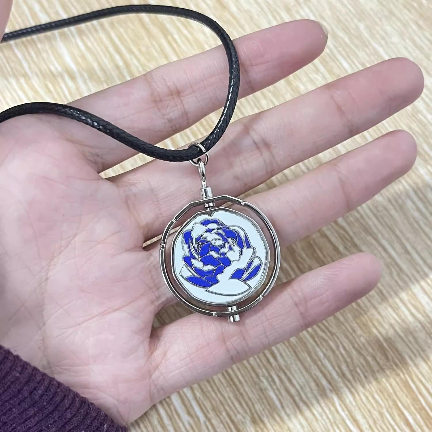 

Fashion Game Jinx Blue Rose Rotatable Necklace Anime Game Arcane Season 2 Backpack Pendant Necklaces Jewelry for Women Chains серебряный