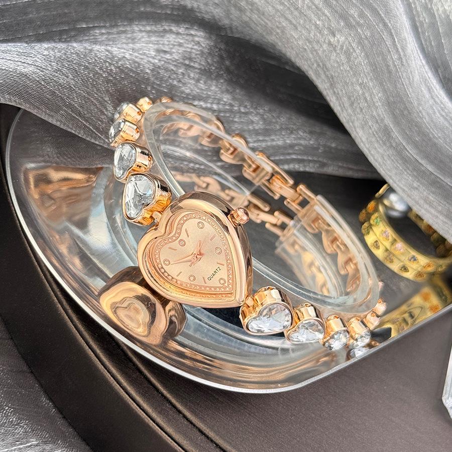 Damklockor med hjärtformat fodral Söt Armbandsur med Inlagda Strass Elegant Temperament Armbandsur Flickklocka Present