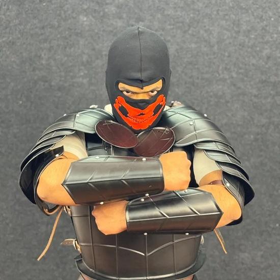 Mittelalterlicher Dark Drake-Ritter in voller Rüstung, Ganzkörper-Ritter-Cosplay-LARP-Kostüm mit Kürass, Schulterstücken und Beinschienen.