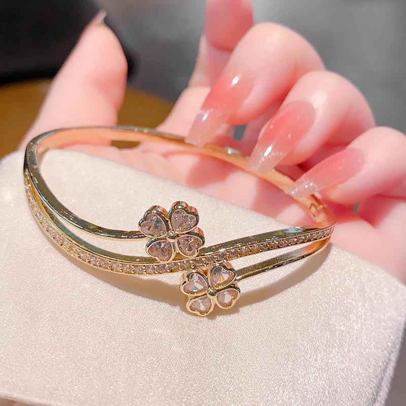 

European and American ins diamond-encrusted bracelet, temperament hollow four-leaf clover full diamond bracelet золотий
