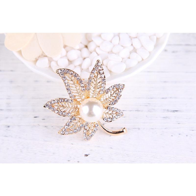 Fashion Middle Large Pearl Maple Leaf Full Diamond Brooch Perfect Gift for Couples Corsage Flower Corsage Buckle Women Accessories
