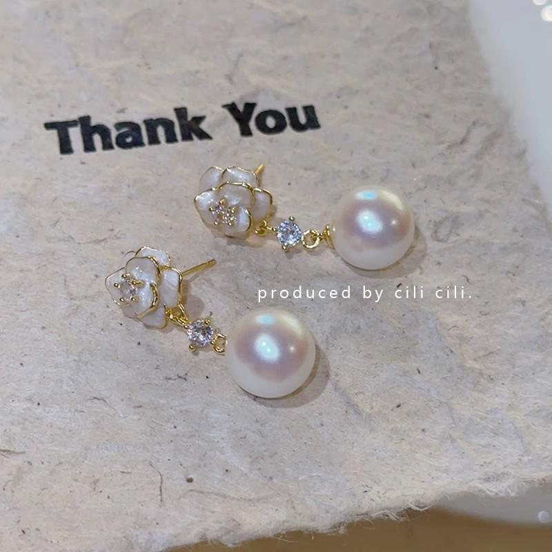Chic Camellia Flower Earrings: Spring/Summer Collection with Pearl Accents for a Sweet, Versatile Style.