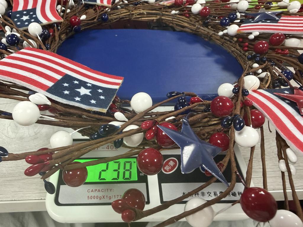 40cm Patriotische Kranzdekoration mit künstlichen Beeren und kleinen Flaggenakzenten für saisonale Wanddekoration zu Hause oder als Türschmuck