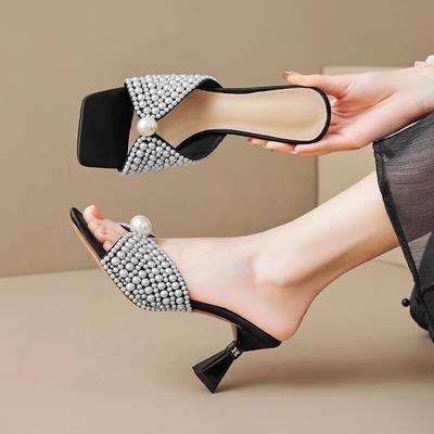 Mules tendance pour femmes pour l'extérieur 2025 Été Nouvelle mode et polyvalente Tempérament perle Talon moyen aiguille Bout ouvert Traîne cool