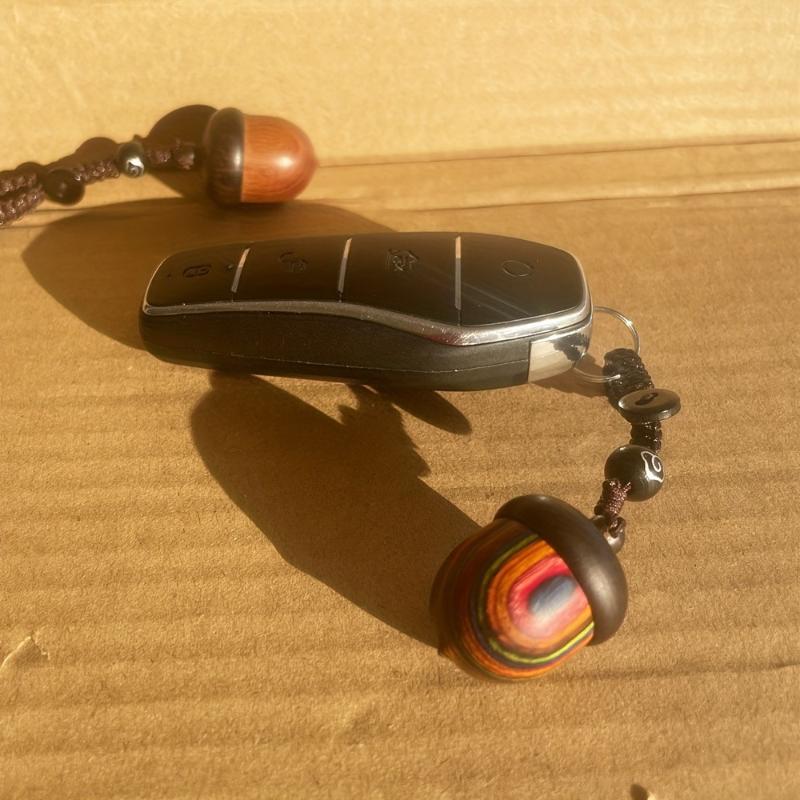 1 ks vyrytý dřevěný přívěsek na klíče s žaludem a šiškou - Vintage kreativní roztomilá ozdoba na klíče, batohy a peněženky.