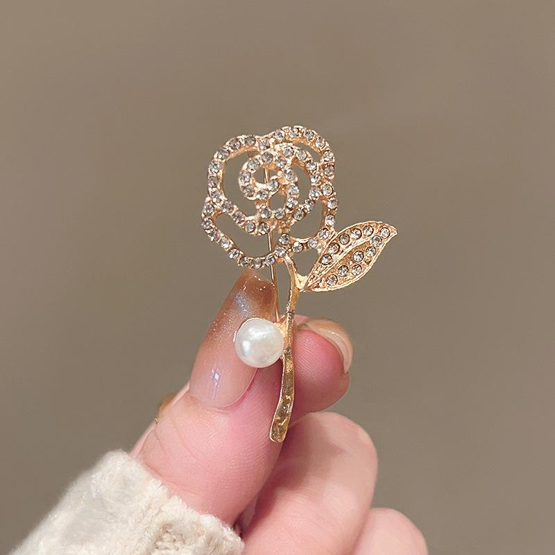 Gold beads small daisy flower brooch green leaf pearl pin niche high sense temperament suit corsage clothing accessories