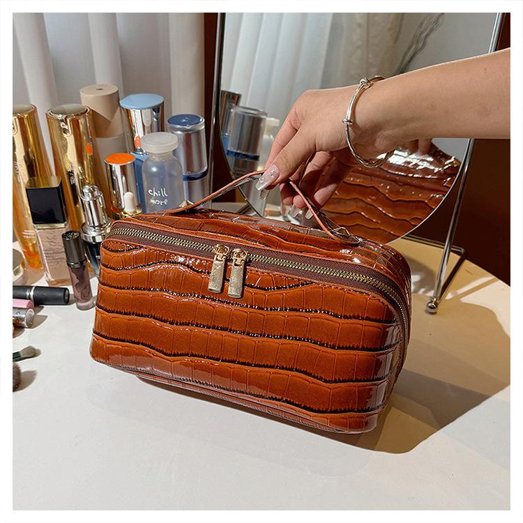 

2026 Crocodile Pattern Cosmetic Bag, High-end Sense, Large-capacity Cosmetic Storage Bag, Niche Commuter Toilet Bag. 25*12*13cm коричневый