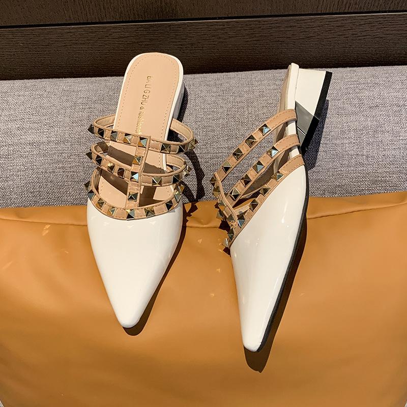 

Французский темперамент заклепка высокий каблук крутые шлепанцы женские 2025 лето новые остроносые толстый каблук лакированная кожа полые крутые шлепанцы женские 39