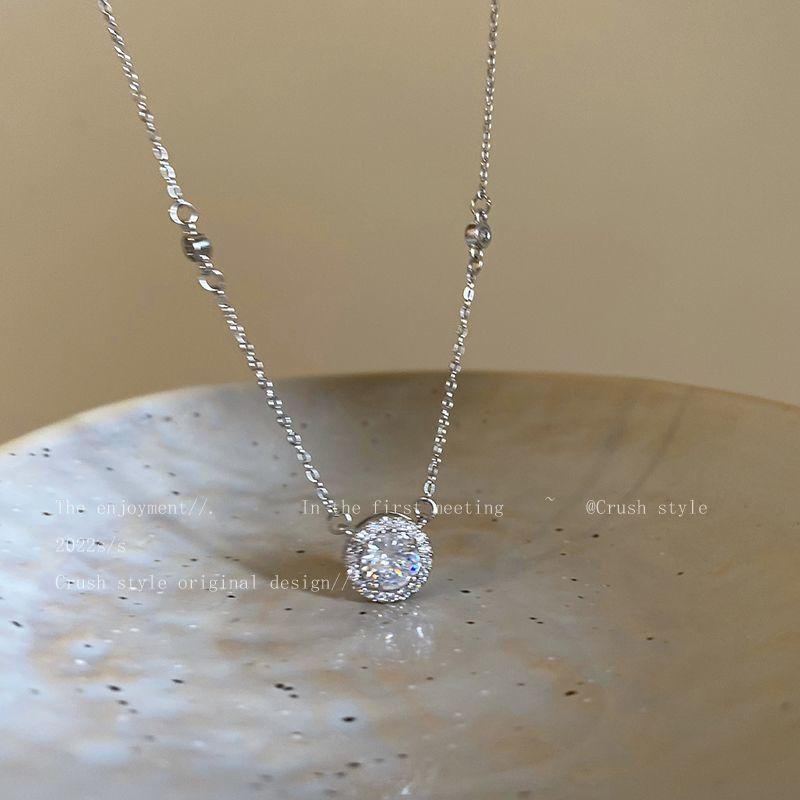 High sense light luxury single diamond necklace women's fashion commuting exquisite Internet celebrity star point small round diamond collarbone chain