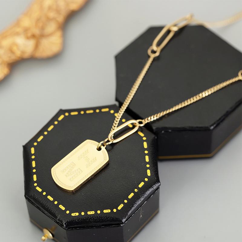 Zawieszka z literą M, Prosty naszyjnik ze stali tytanowej, Wysokiej klasy niszowy design, Łańcuszek ze stali nierdzewnej na obojczyk, Ozdoba naszyjnika dla kobiet