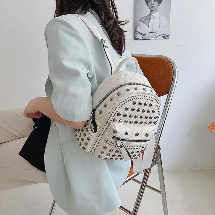 Mädchen-Rucksack, einfarbig, strukturierte Nieten, großes Fassungsvermögen, verstellbarer Schultergurt, vielseitiger Freizeitrucksack