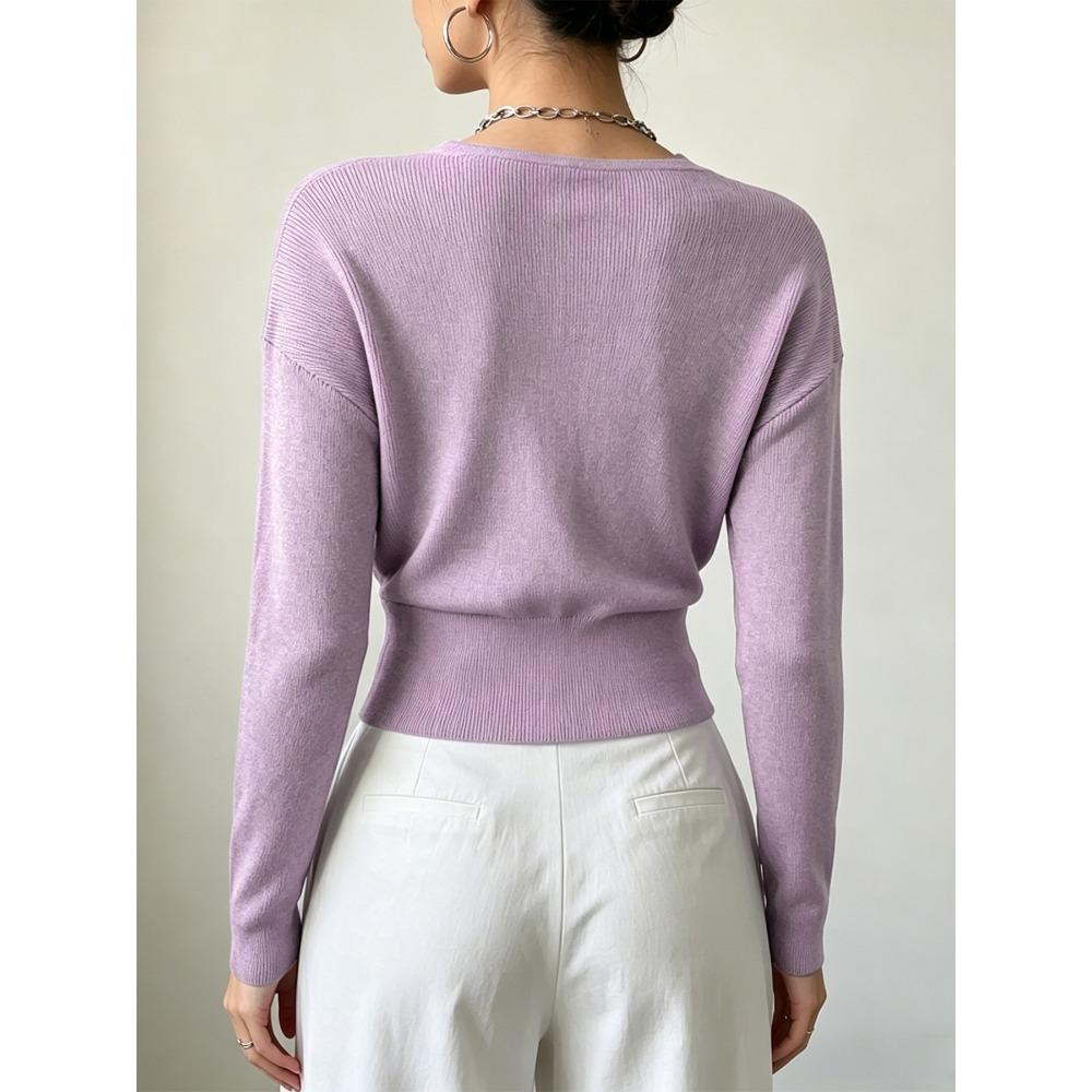 Maglione da donna a maniche lunghe in maglia tinta unita, elegante, scollo a V incrociato, aderente in vita, valorizza la figura, minimalista, camicetta