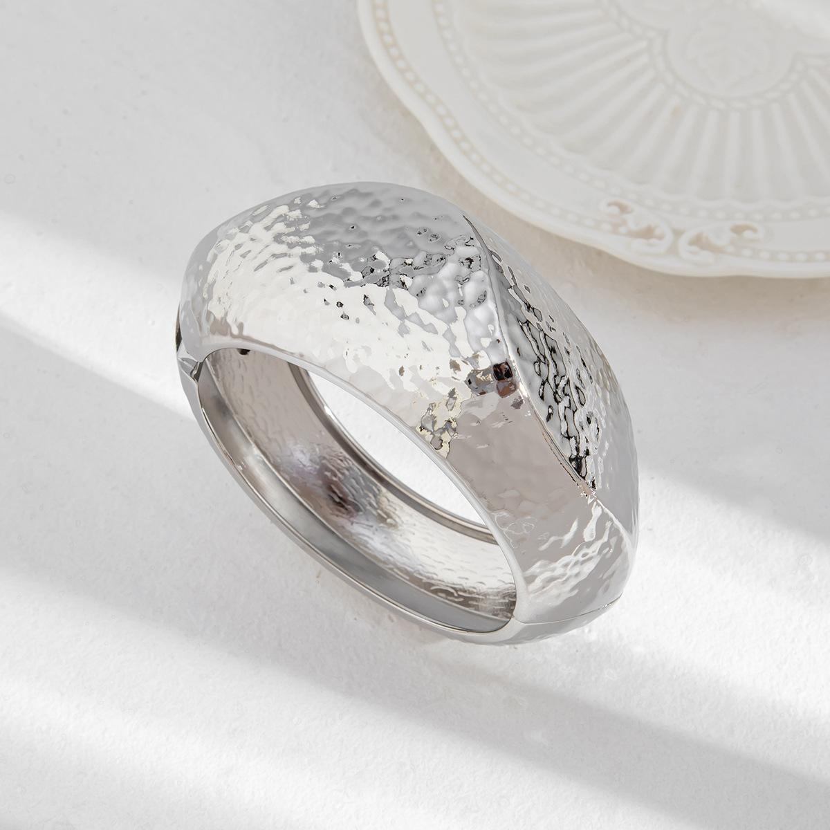 

Exaggerated Metal Glossy Wide Bracelet Bracelet Fashion Knock Pattern Faceted Spring Buckle Bracelet