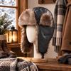 Dick gefütterte Trapper-Mütze mit PU-Außenschicht, strukturierter Zierleiste und Ohrenklappen für den Winter-Arbeitsweg und Reisen