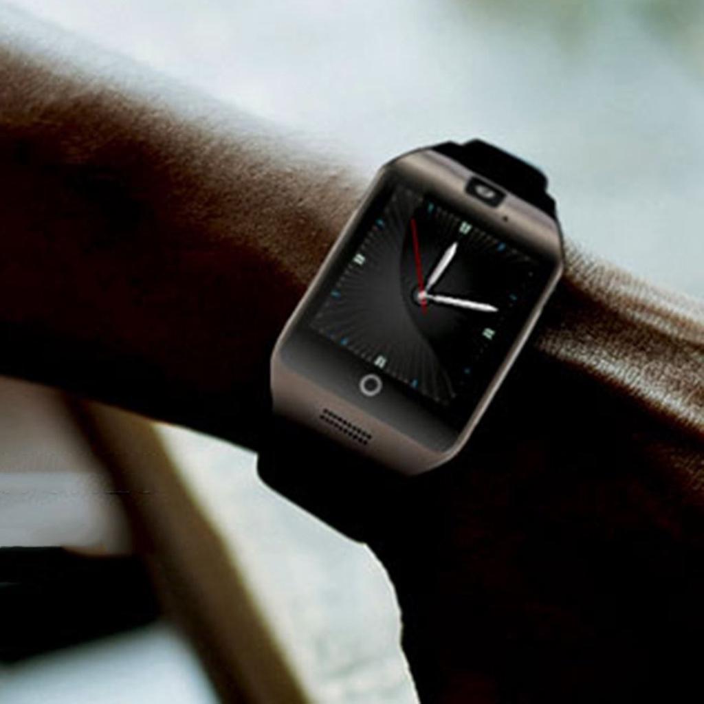 The Q18 smartwatch with a 1.54 inch screen, a SIM-slot and a built-in camera