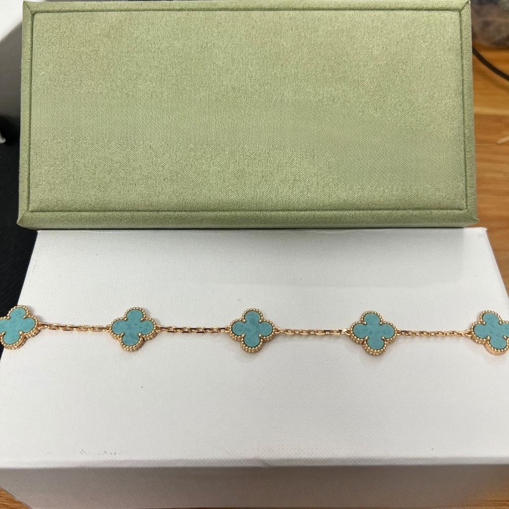 Vierblättriges Klee- und Fünfblüten-Armband mit rotem Achaten - Ein Geschenk für deine Freundin