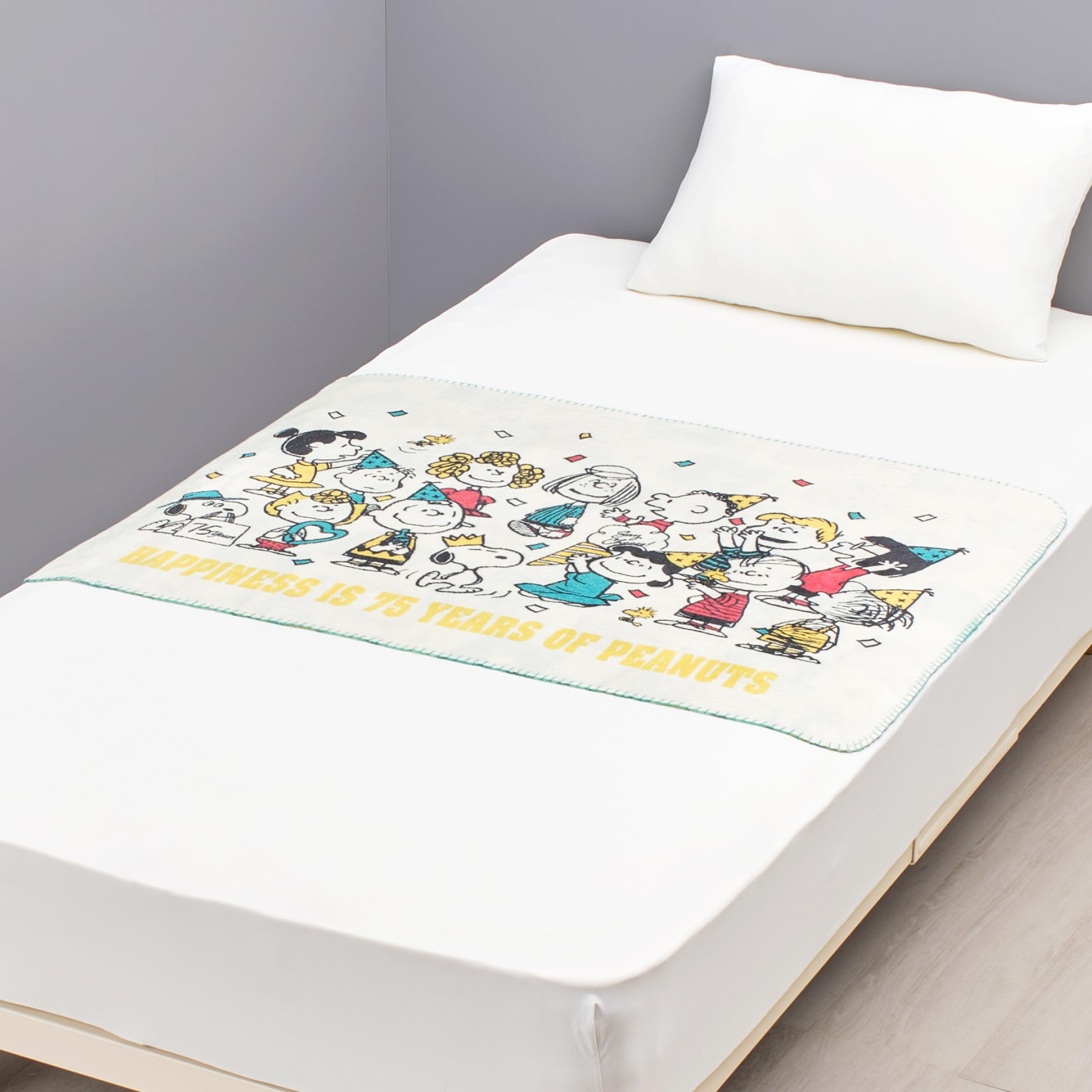 Nishikawa Снупи Двусторонняя Плед-накидка с Разными Узорами с Обеих Сторон, Цвет Слоновой Кости, 100x70 см, Стирающийся, Теплый, Легкий, По бокам, (FQ75305600,