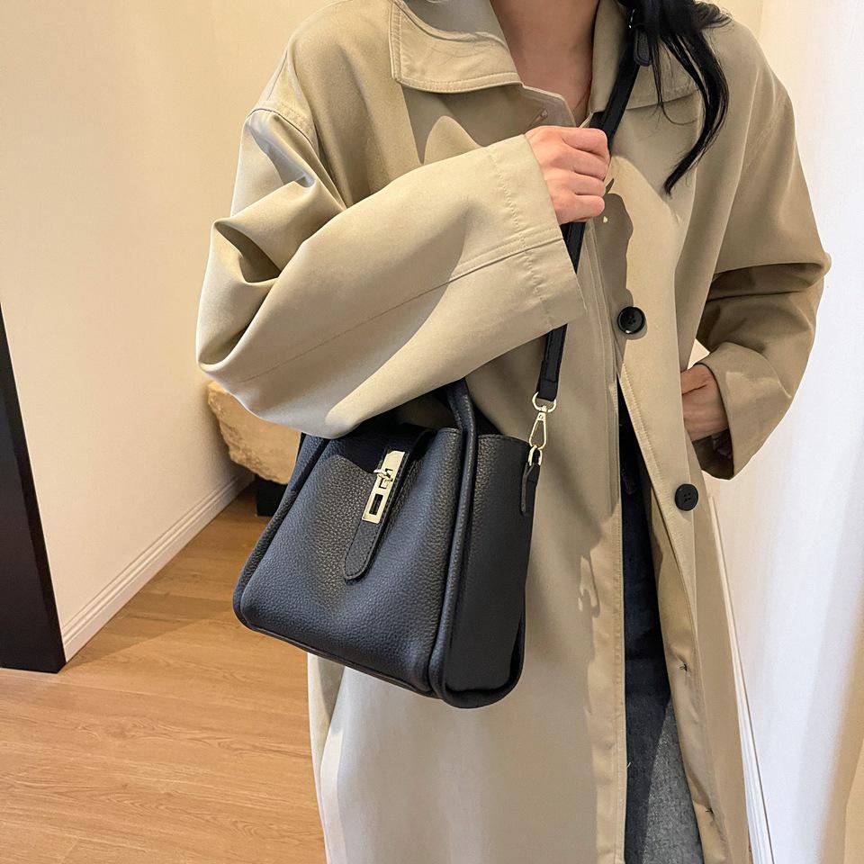 Women's Retro Fashion Bucket Bag - 2025 Autumn/Winter Vegetable Basket Handbag & High-End Niche Messenger Bag