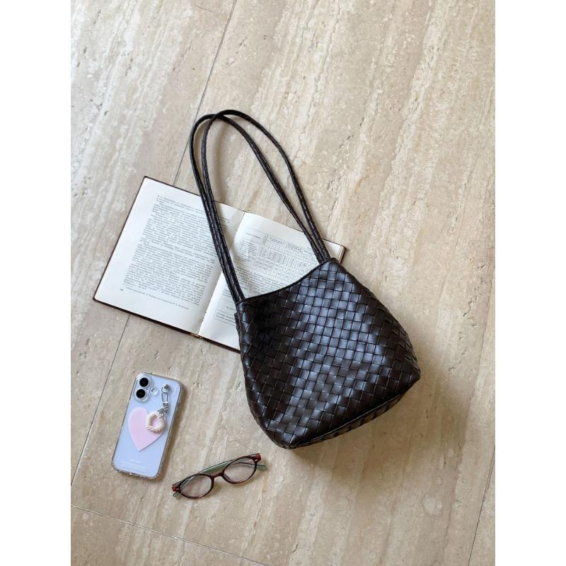 Retro Woven Bag Niche Design High-end Sense New Women's Shoulder Bag Versatile Fashion Bucket Bag Women