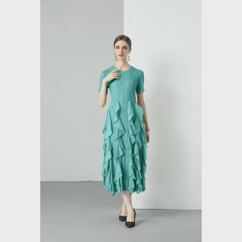 Miyake 2024 Plisowana sukienka z falbaną: Okrągły dekolt, Długie i krótkie rękawy, Wysoki stan, Wąski krój, Elegancki design