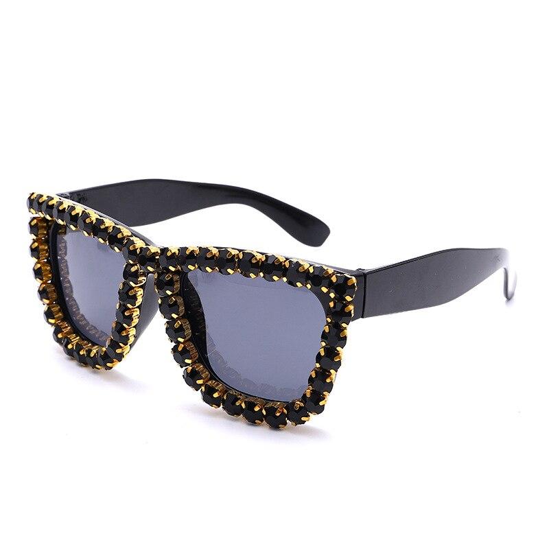 Oversized Rhinestone Frame Ladies Diamond Glasses Square Sun Glasses Designer Stylish Sun Glasses UV400 Shades for Ladies
