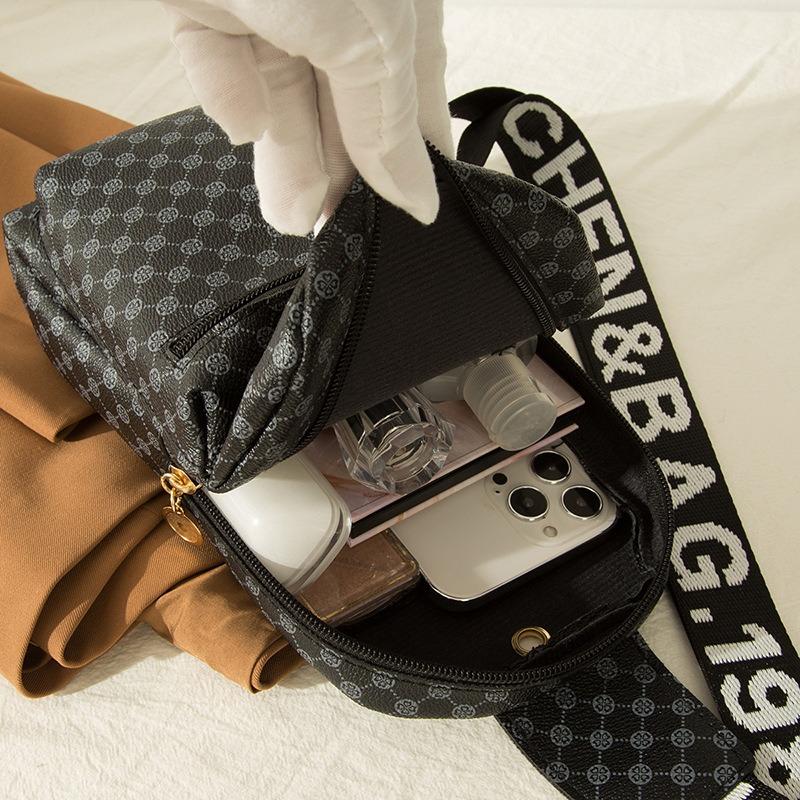 Breast Bag, Fanny Pack, Messenger Bag, Trendy Breast Bag, Women's New Messenger Bag, Women's Trendy Brand, One Shoulder, Casual Back.