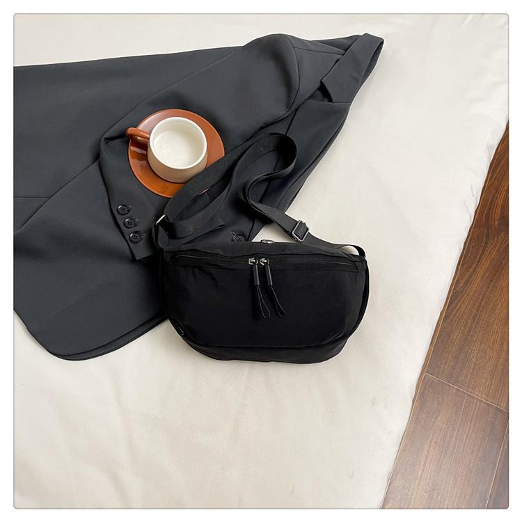 

Simple and portable dumpling bag women s 2025 new leisure sports cycling bag is a versatile daily commuter shoulder crossbody bag чорний