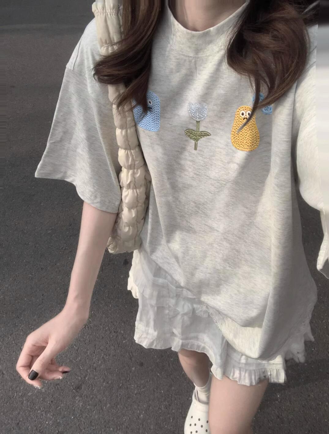 

Women s Gray Petite Flower Cotton T-Shirt - Unique Summer Short Sleeve Design M