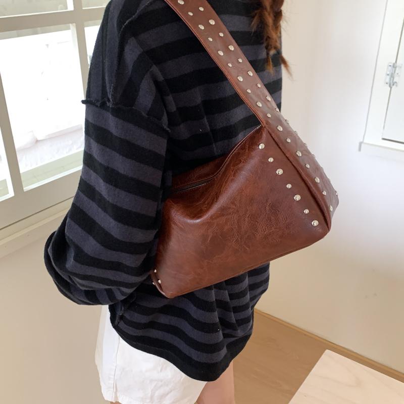 Summer New Stylish Design Solid PU Shoulder Bags Rivets Half Mo Persality Super Cool Hot Girl Style Armpit Bags for Women