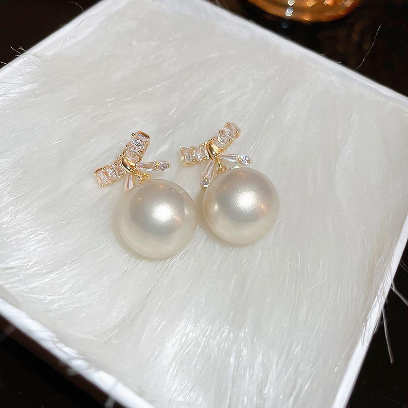 Elegant French Retro Floral Pearl Earrings - Geometric, Versatile, High-End Design for Women