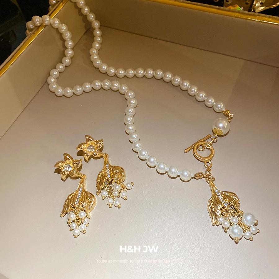 Retro Crystal Pearl Round Pendant Necklace Elegant Luxury Clavicle Neck Jewelry