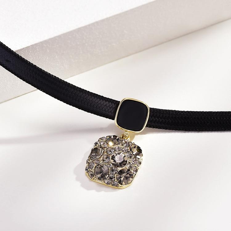 Korean version of black necklace choker collar collarbone chain niche 2025 new necklace summer tide