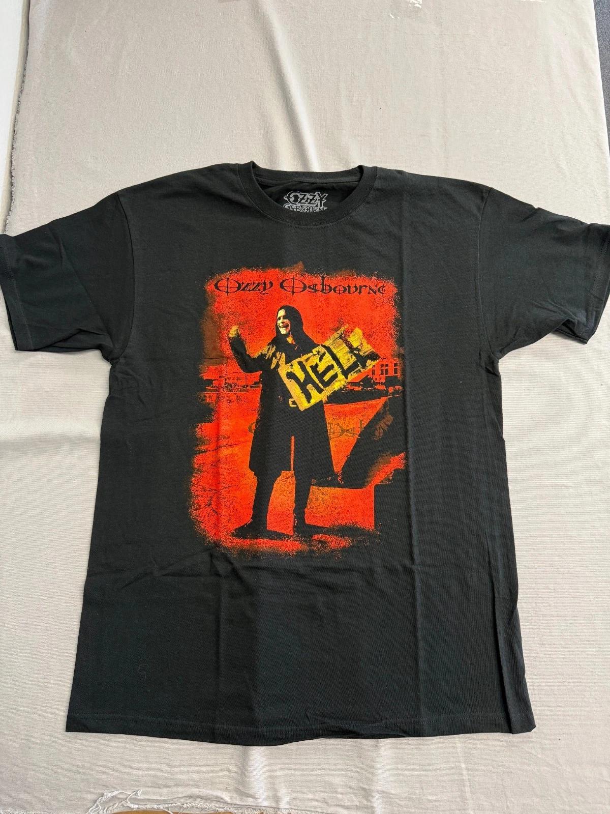 

Ozzy Osbourne T-shirt - Hitchhiking to Hell Ozzy Photo Tee - Official L